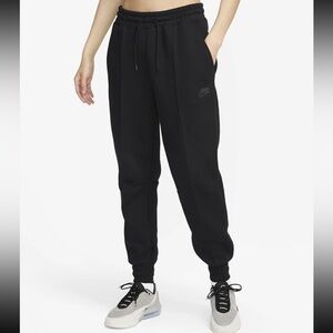 NWOT Nike Sportswear Tech Fleece
Women's Mid-Rise Joggers